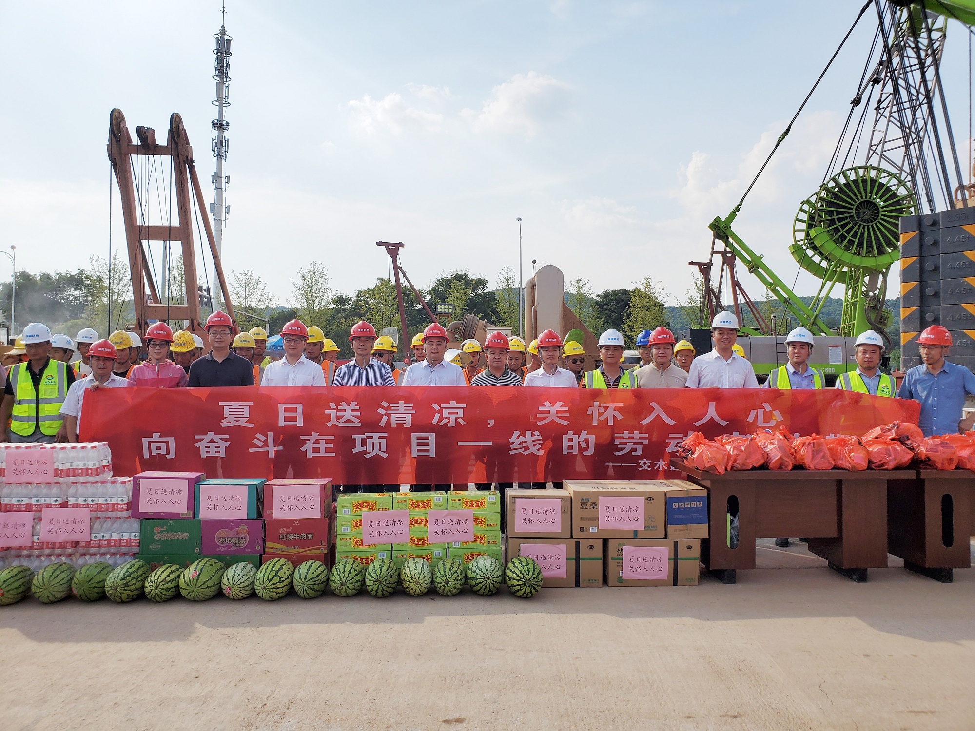 交水建集团到西环线送清凉慰问_副本.jpg