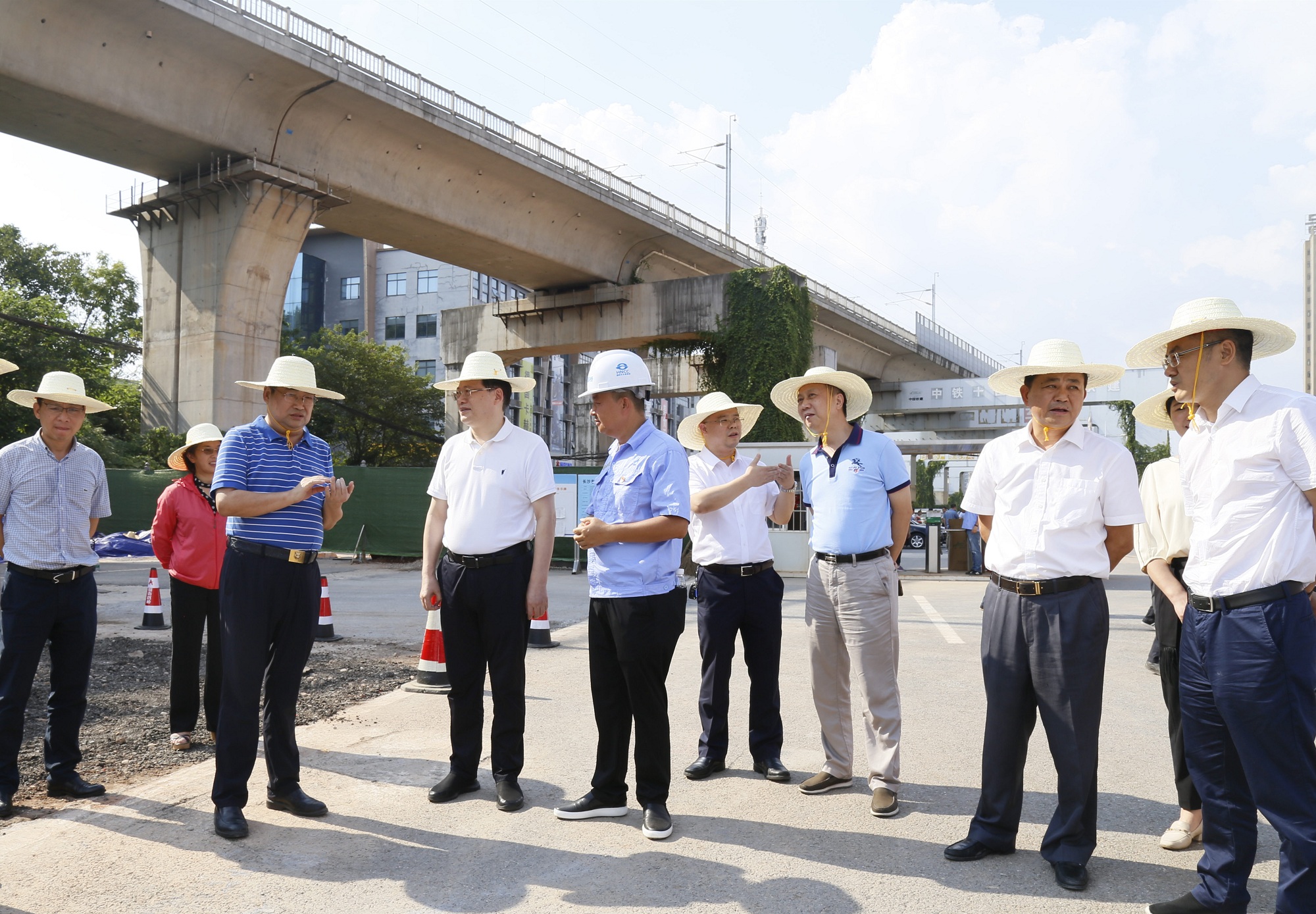 方联民、周雄飞慰问芙蓉大道快改项目调研慰问_MG_2040_副本.jpg